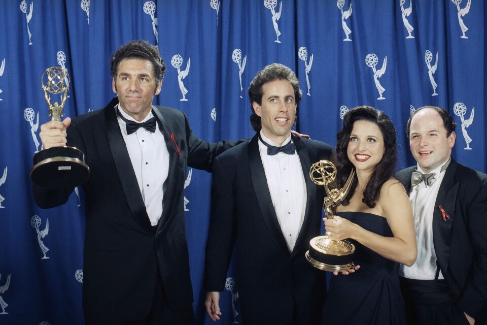 Seinfeld-gänget tar 1993 emot en Emmy för sin serie. Från vänster ses Michael Richards, Jerry Seinfeld, Julia Louise-Dreyfus och Jason Alexander.