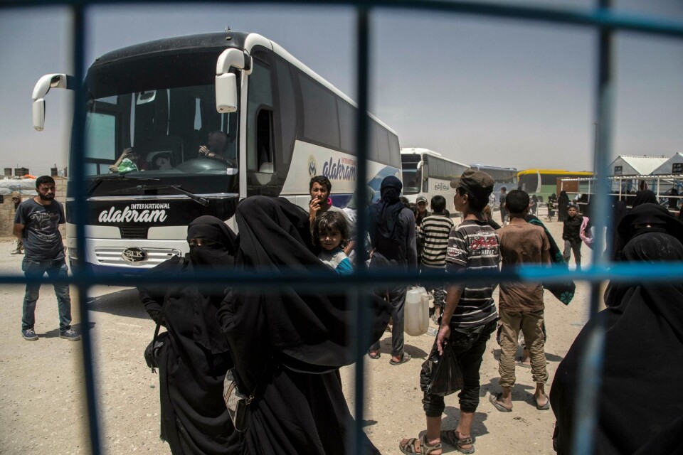 Kvinnor och barn med anhöriga som krigat för IS transporteras bort från Al Hol-lägret  i nordöstra Syrien den 3 juni 2019.