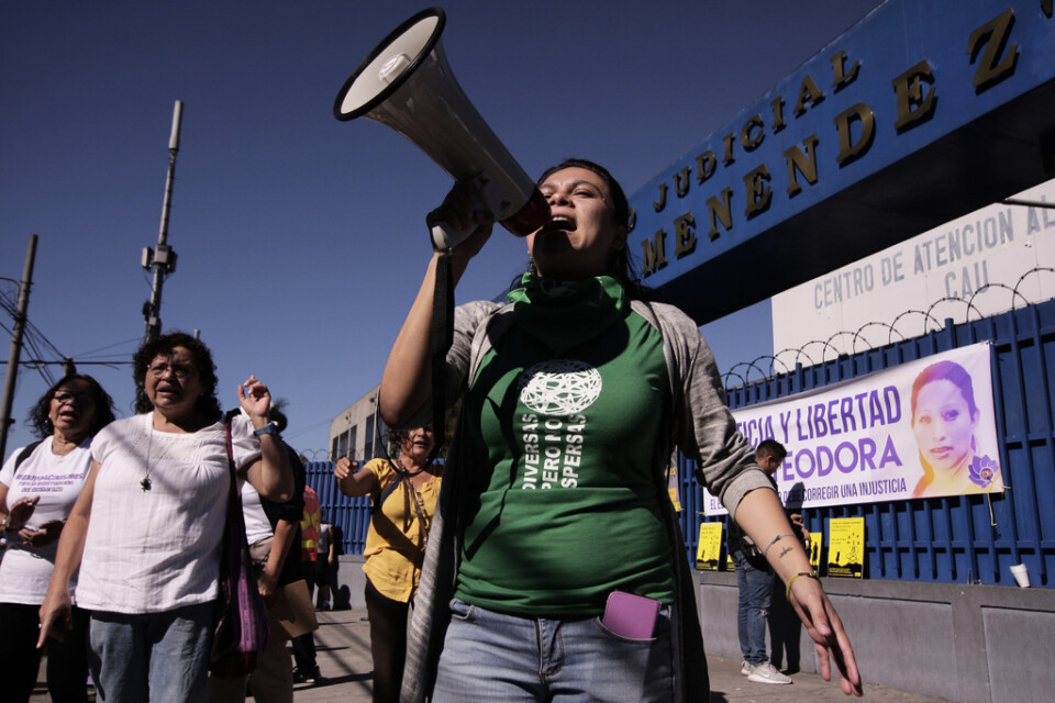Kvinnor protesterar mot El Salvadors abortlagar och kräver att kvinnor som dömts till långa fängelsestraff för att ha gjort abort släpps fria. Arkivbild.