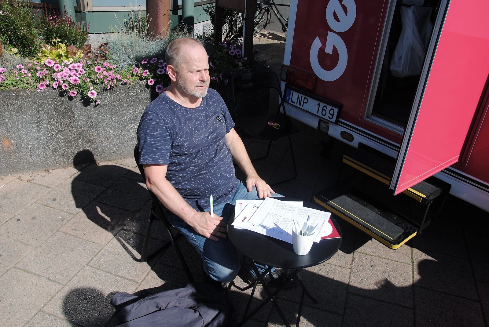Bo Karlberg anmälde sig som blodgivare i Region Skånes blodbuss.  Foto: Stefan Olofson