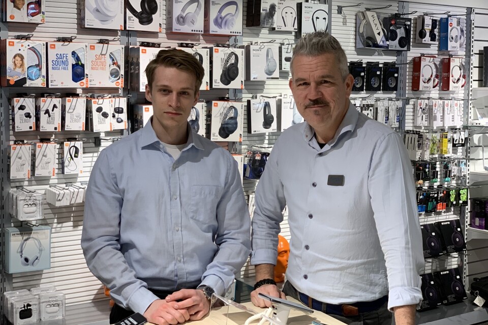Gustav Håkansson och Morgan Markbrant är två av fyra säljare som hjälper Radiocentralens kunder med både val av utrustning och regelrätt support.
