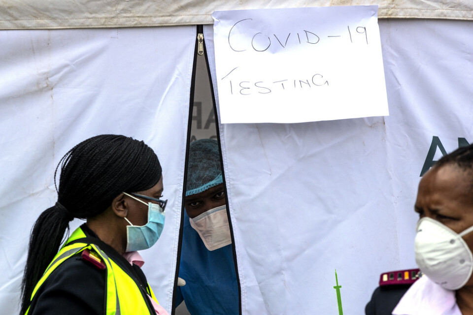 Ett tält för att testa människor för covid-19 i Lenasia i Sydafrika. Men i många andra länder på den afrikanska kontinenten saknas utrustning för att testa befolkningen i någon större utsträckning.