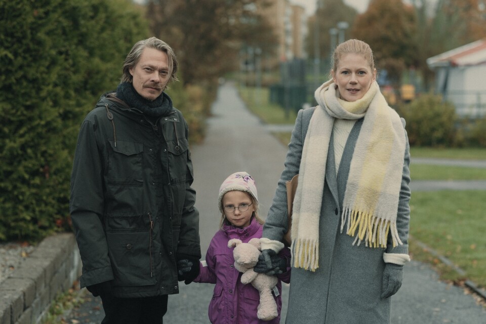 Kristoffer Joner, Maja Svärd och Hanna Alström gör huvudrollerna i "Maskineriet". Pressbild.