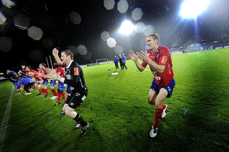 Matchhjältarna Joakim Wulff och Mario Vasilj firar derbysegern tillsammans med lagkompisarna och Östers fans på läktaren. Foto: LENA GUNNARSSON