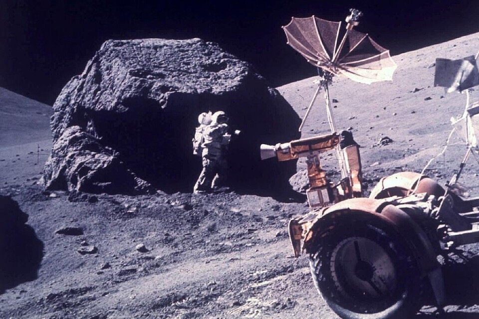 Sveriges månsten hackades fram av astronauten och geologen Harrison Schmitt som ingick i Apollo 17-expeditionen. Här är han i farten den 13 december 1972. Stenen är av lava och cirka fyra miljarder år gammal, enligt Tekniska museet. Arkivbild.