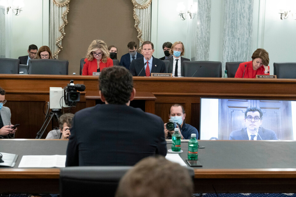 Ledamöterna i senatsutskottet lyssnar till Instagramchefen Adam Mosseri. I mitten sitter utskottets ordförande, den demokratiske senatorn Richard Blumenthal.