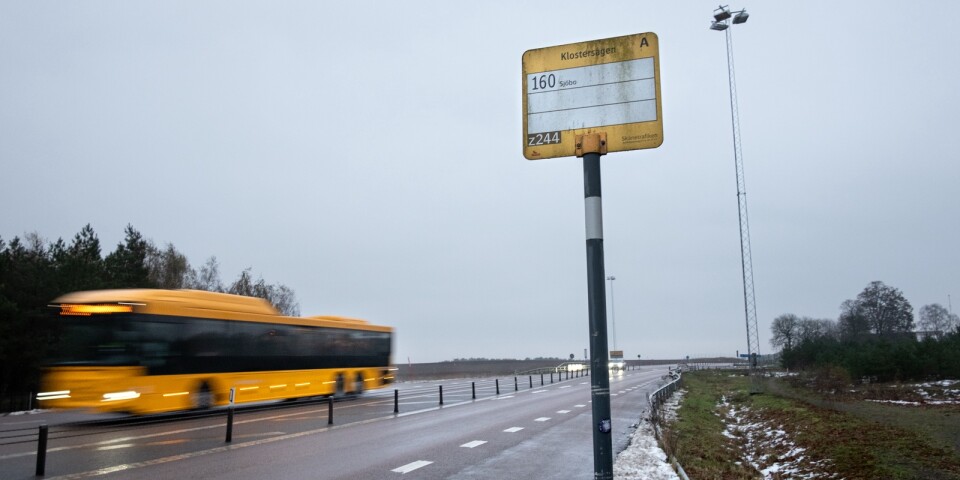 När buss 160 inte passerar Klostersågen längre lämnas byn utan kommunaktioner. Skåneexpressen 5 kör raka vägen till Lund utan att stanna längs några hållplatser på vägen.