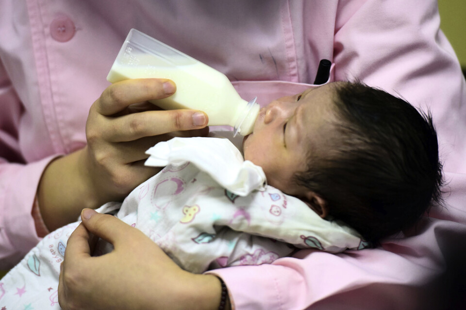 Kina drev under flera decennier en ettbarnspolitik för att minska barnafödandet. Men sedan undersökningar visat befolkningen minskar har lättnader gjorts och nu är det tillåtet att ha upp till tre barn i en familj.