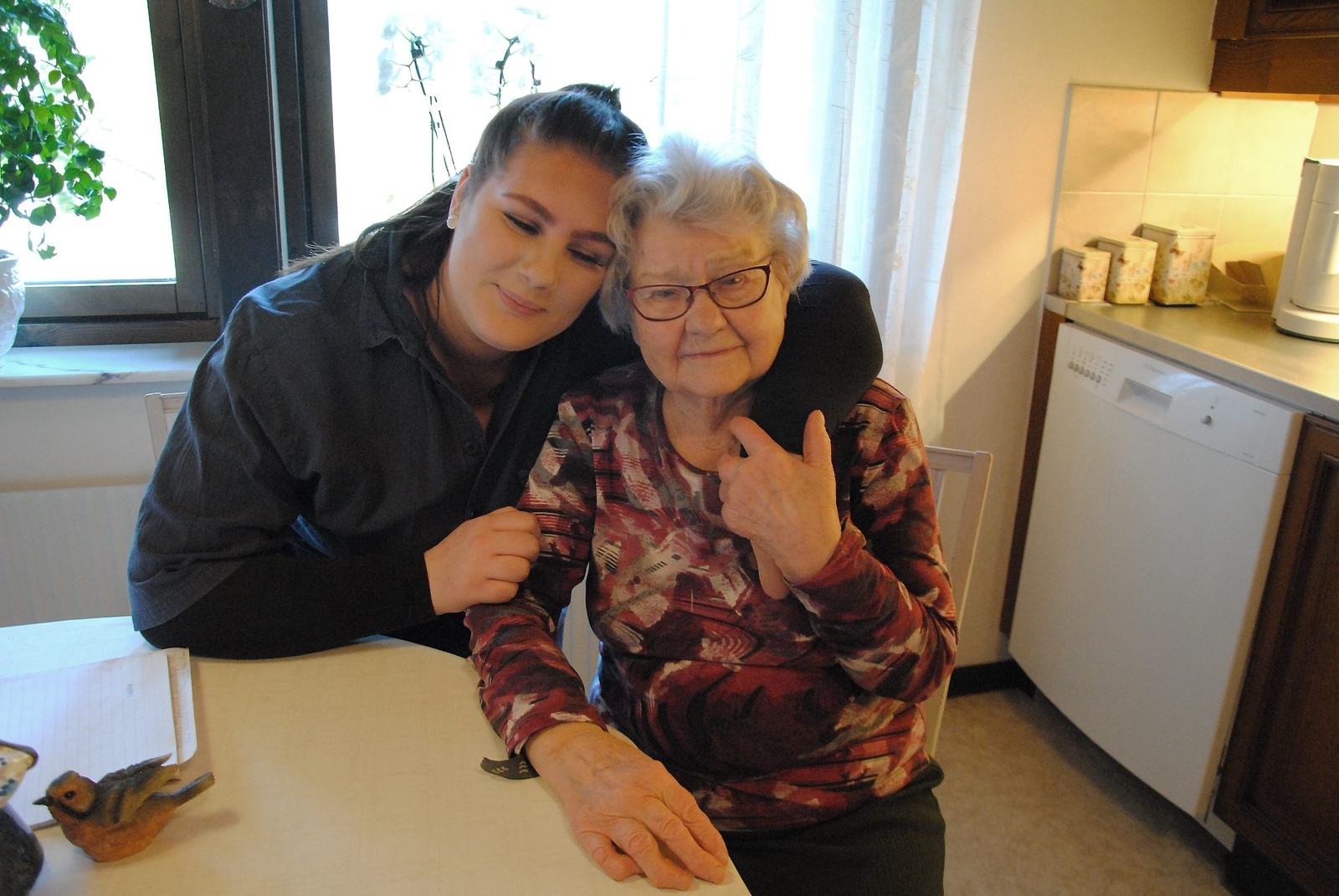 Det hörs från olika håll att äldreomsorgen är dålig och inte fungerar. Elsa Lindberg, 90, i Röke, har under de senaste åren upplevt den totala motsatsen. Hemvårdare Ida Fors är Elsas vän och trygghet.                                                       Foto: Stefan Olofson
