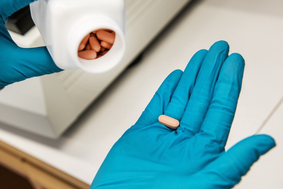 Mediciner står för den största delen av exporten. Här ett piller som forskare i Södertälje undersöker i laboratoriet. Arkivbild.