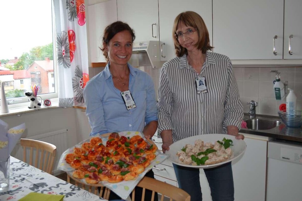 Ella Rosttröm och  Gunilla Liljenberg bjöd på bland annat pizzabullar och räksnittar. Foto: Wivi Simic, EventVäxjö.se