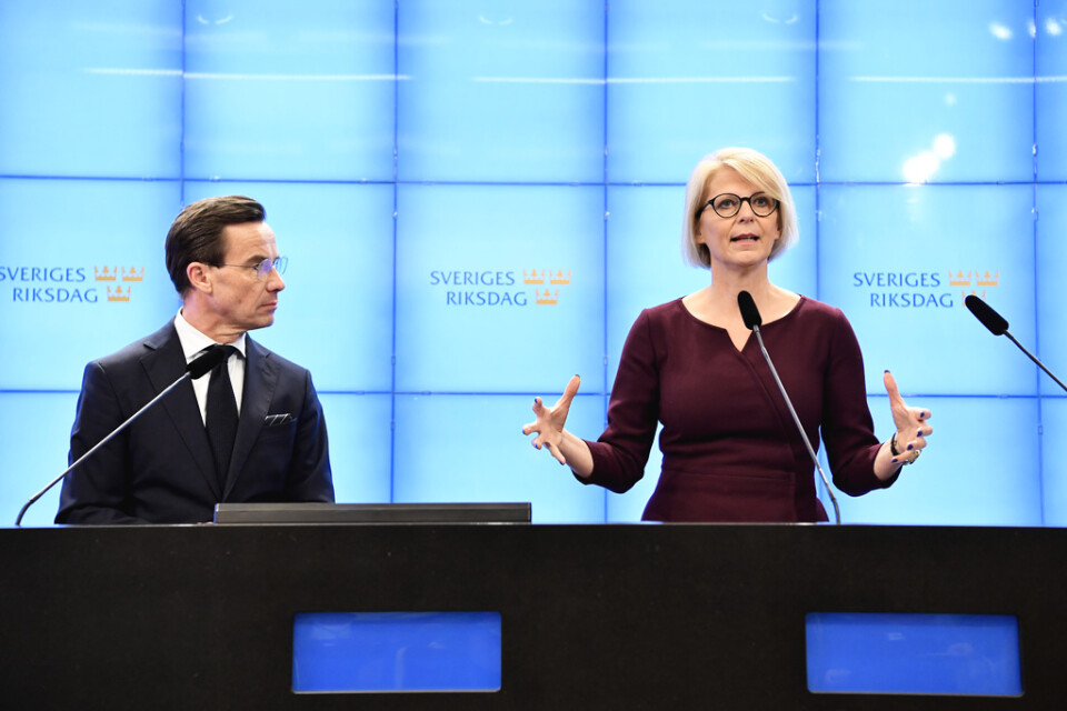 Moderaternas partiledare Ulf Kristersson och M:s ekonomisk-politiska talesperson Elisabeth Svantesson vill att företag tillfälligt ska slippa betala arbetsgivaravgift.