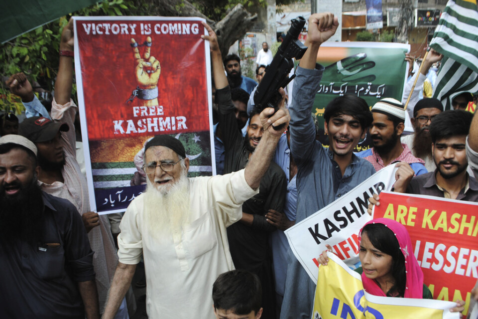 Demonstranter i Pakistan visar sitt stöd till invånarna i Kashmir. Regionen förlorade sin självständighetsstatus efter ett beslut från den indiska regeringen för en månad sedan. Arkivbild.