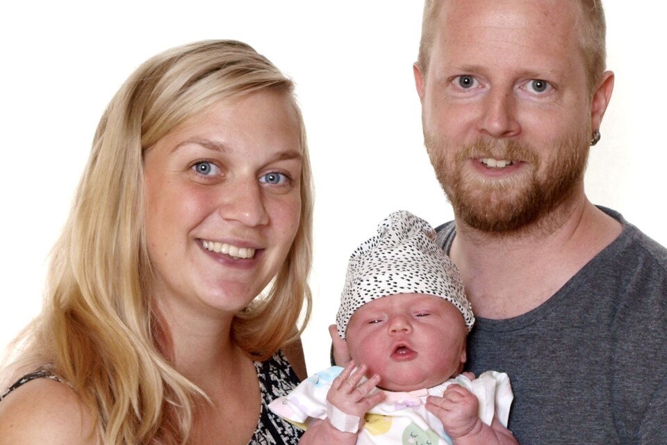 Jenny Jacobsson och Tobias Karlsson, Grönskåra, fick den 27 juni en dotter som heter Elvira. Vikt 4 468 g, längd 54 cm.