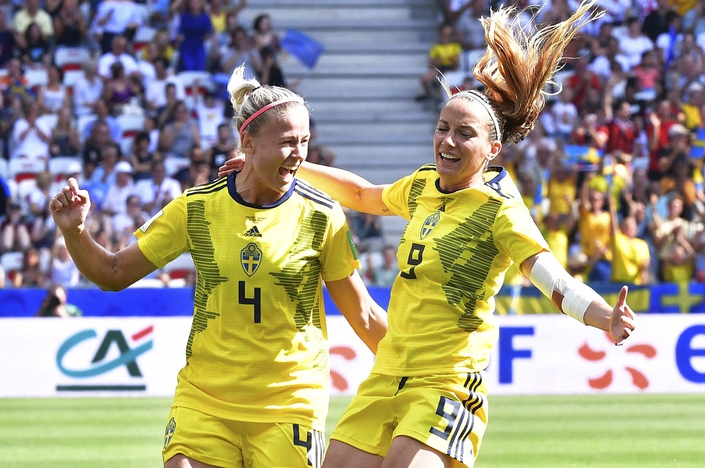 Sveriges Hanna Glas och Kosovare Asllani jublar efter Asllanis 0-1 mål under lördagens VM-bronsmatch i fotbolls-VM mellan England och Sverige på Stade de Nice.