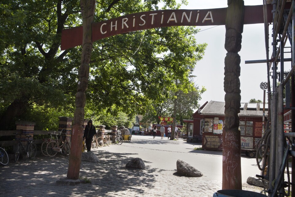 Ingång till Christiania i Köpenhamn, med Pusher Street i bakgrunden. Arkivbild.