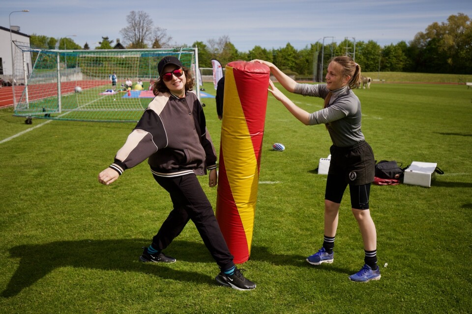 Selma Kosuta tränar rugby tillsammans med Ester Petersson från Pingvin rugbyclub.