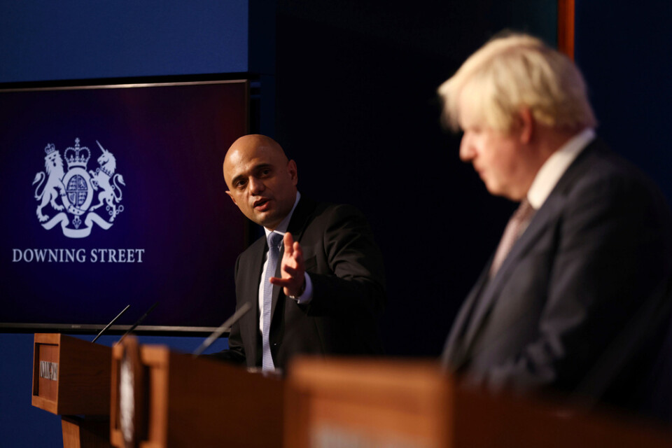Sajid Javid, med Boris Johnson i förgrunden, under en presskonferens om covid-19 i slutet av november.