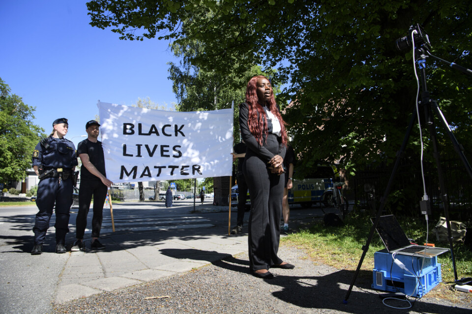 Arrangörerna kräver rättvisa för George Floyd och de afroamerikaner som dödats av polisen i USA. I bakgrunden den svenska polisen Malou Huisman Särelind.