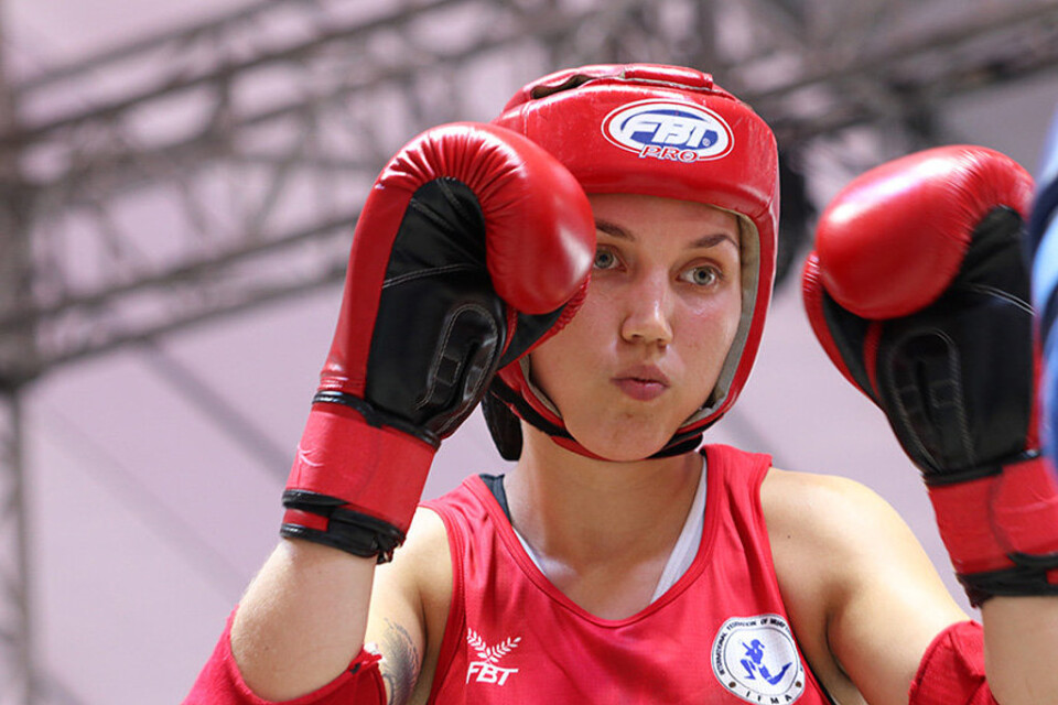 Emma Stonegård Abrahamsson är framme i final i sin VM-debut i thaiboxning.