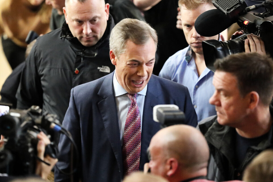 Nigel Farage meddelade under måndagen att hans parti inte kommer att utmana det Konservativa partiet i nyvalet om en månad.