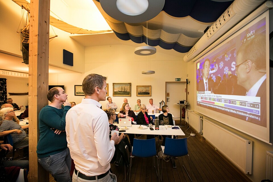 Anton Sejnehed och Andreas Erlandsson tittar på SVT:s valsiffrorna under Socialdemokraternas valvaka  Oskarshamn.