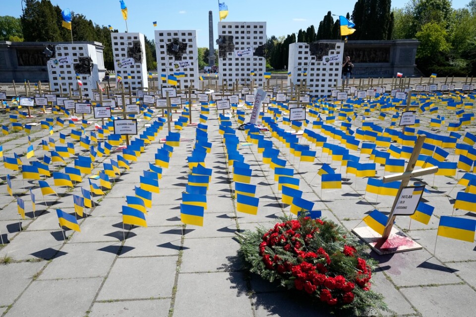 En installation i Polens huvudstad Warszawa representerar ryska krigsbrott i Ukraina. Arkivbild.