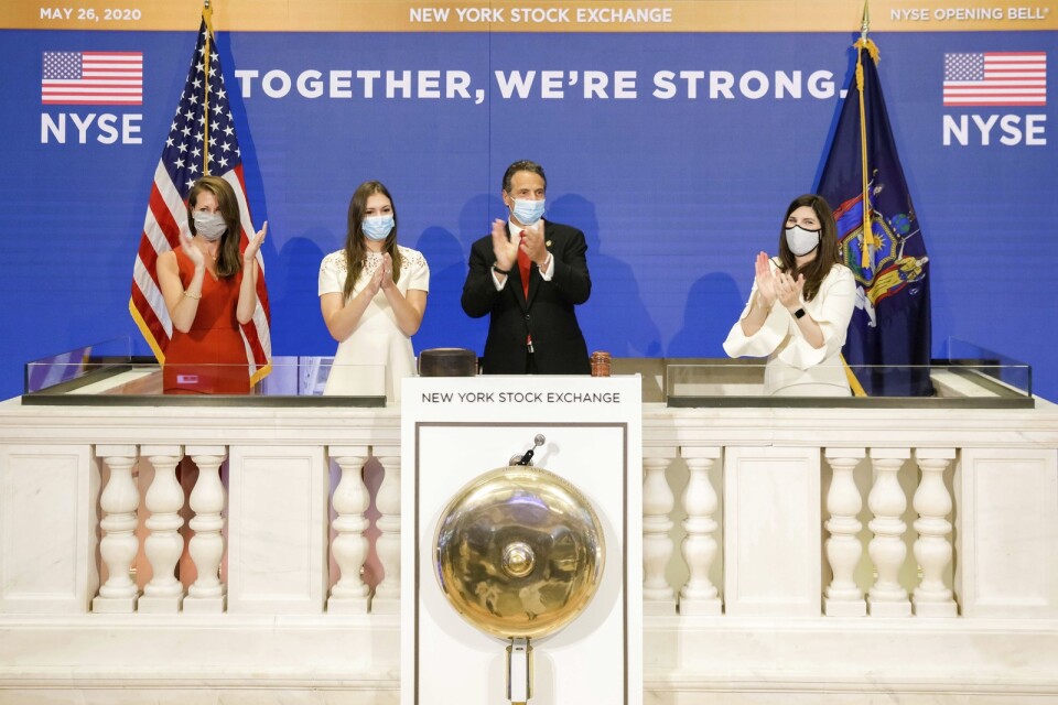 New Yorks guvernör Andrew Cuomo, med munskydd, fick äran att ringa i börsklockan och starta tisdagens handel.