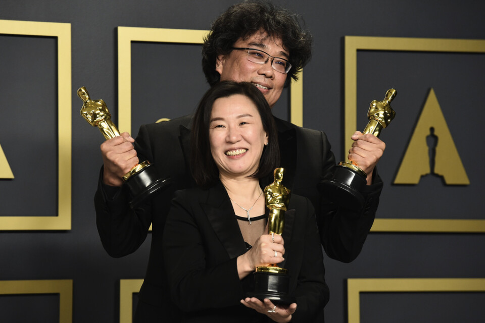 Producenten Kwak Sin Ae och regissören Bong Joon-Ho tar emot en Oscar för "parasit". Arkivbild.