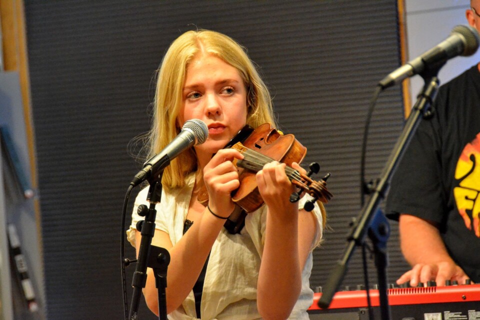 Döttrarna Hjördis och Signe Bornemark bemästrar flera instrument än sina tonsäkra röster. Här spelar Hjördis fiol.