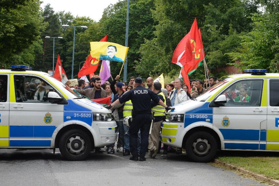 Det har blivit stökigt vid den demonstration som ett hundratal kurder håller utanför Turkiets ambassad på Östermalm i Stockholm. Ett 40-tal personer har olovligen anordnat en proturkisk motdemonstration. - Det har varit försök till konfrontation, men d