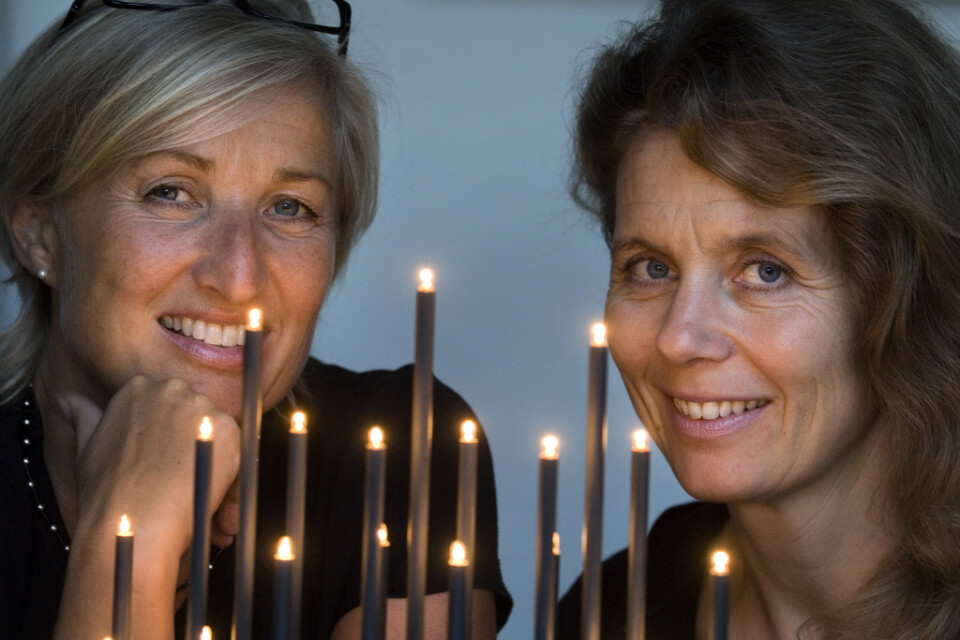 Marie Carlgren-Lundgren och Kina Strandberg med ljusstaken "Elflugan". Arkivbild.
