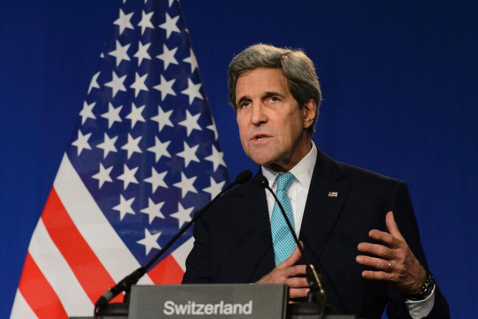 USA kommer inte passivt titta på medan Iran aktivt stöder Huthirebellerna i Jemen, säger utrikesminister John Kerry. Samtidigt fortsätter de USA-stödda luftangreppen mot rebellerna. Enligt Kerry landar iranska flygplan varje vecka med materiel till de s