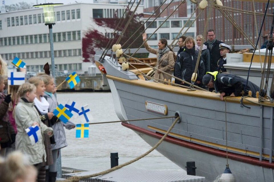Kronprinsessan Victoria och prins Daniel under ett bejublat besök i Åbo 2011. De anlände med briggen Tre Kronor.