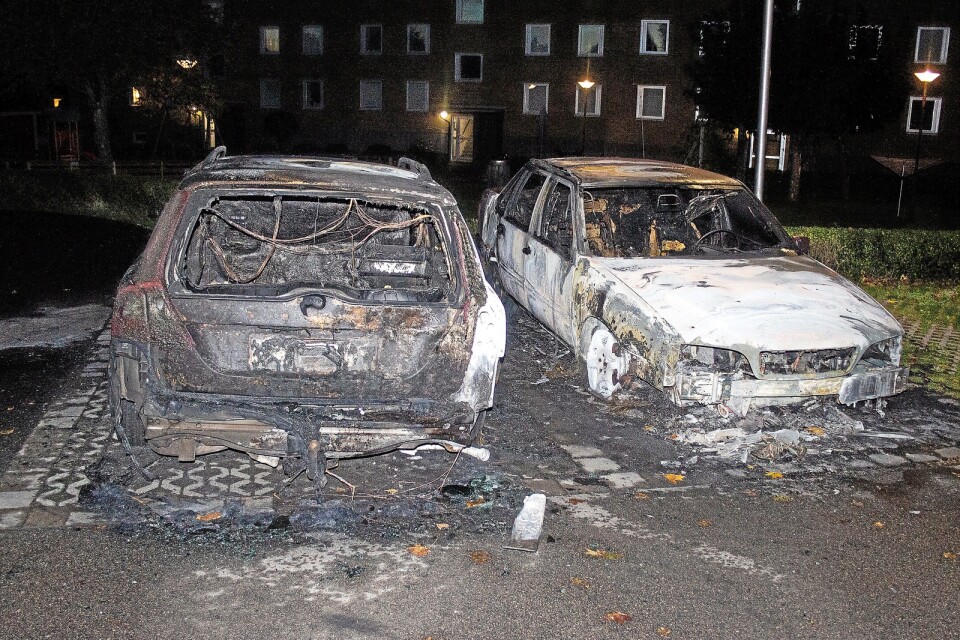 Fem bilar förstörs vid 03-tiden den 24 september. 19-åringen har rotat fram två vinflaskor i andras soptunnor och fyllt dem med bensin på Preem i Knislinge, 02.36 på natten.