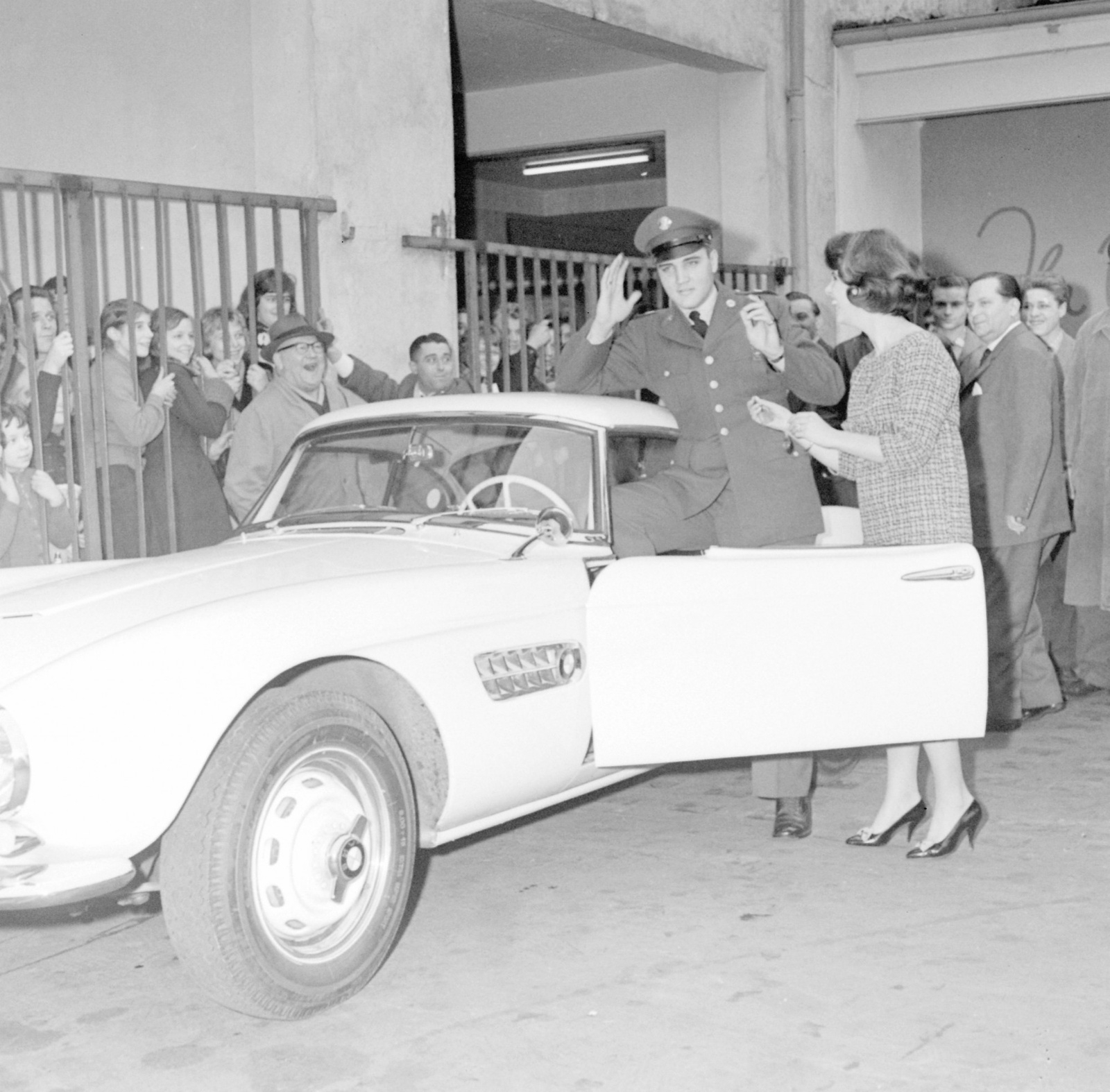 Elvis Presley var den kanske mest kände 507-ägaren när modellen var ny. Osäkert dock om Elvis ökade eller minskade den posörstatus som 507 drabbades av, den ansågs aldrig lika häftig som Mercedes 300 SL i coupé- och roadsterutförande.
Foto: AP/TT