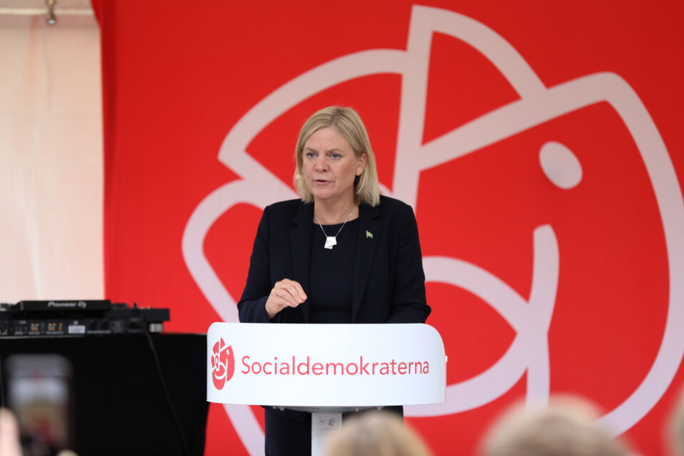 Socialdemokraternas partiledare Magdalena Andersson valtalar på skolgården utanför Rinkebyskolan.