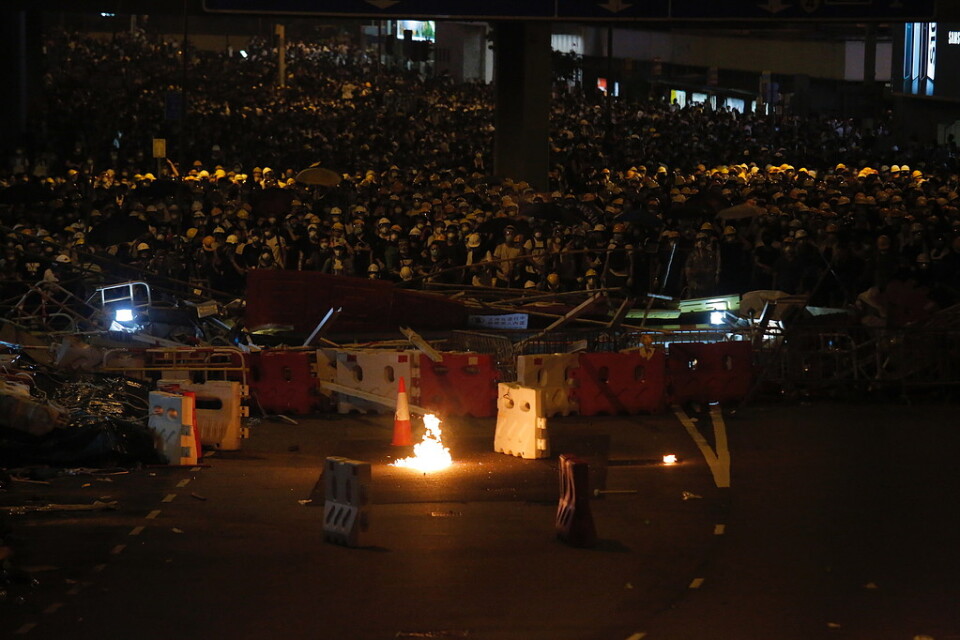 Demonstranter bakom barrikader under protesterna.