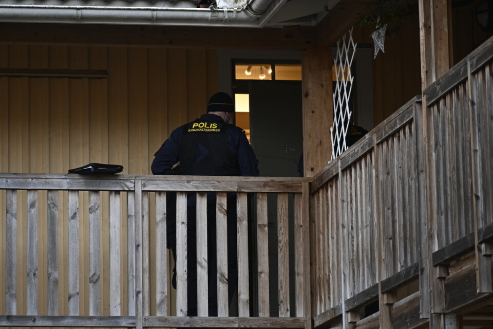 Ett flerbostadshus har beskjutits i Järfälla nordväst om Stockholm. Ingen av de som befann sig i någon av lägenheterna har skadats.