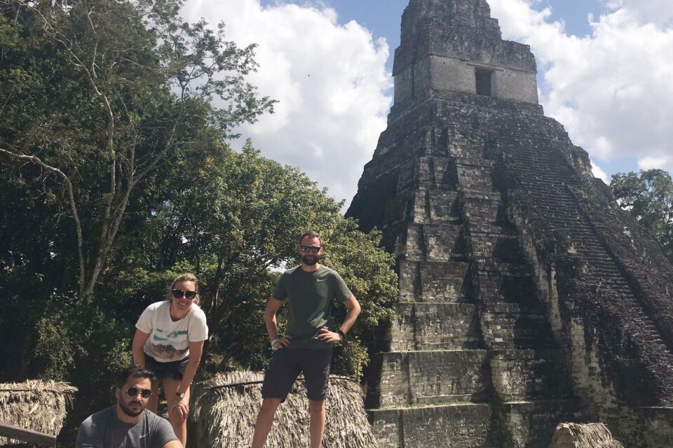 André, Malin och Klaus-Heidi posar vid Mayaruinerna i Tikal, Guatemala.