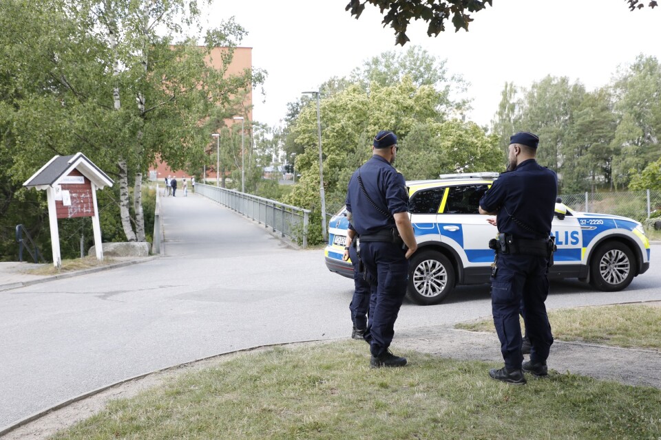 Poliser på plats vid en av alla skjutningar som skakat svenska bostadsområden de senaste åren.
