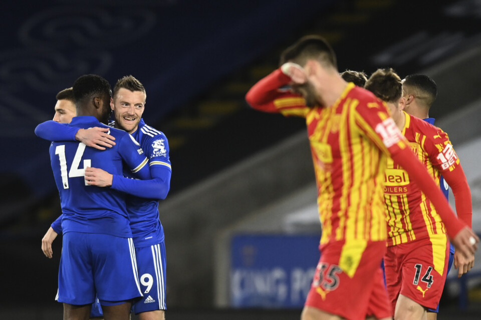 Kelechi Iheanacho, nummer 14, kramar om Jamie Vardy. Leicesters anfallsduo gjorde varsitt mål i 3–0-segern mot West Bromwich.