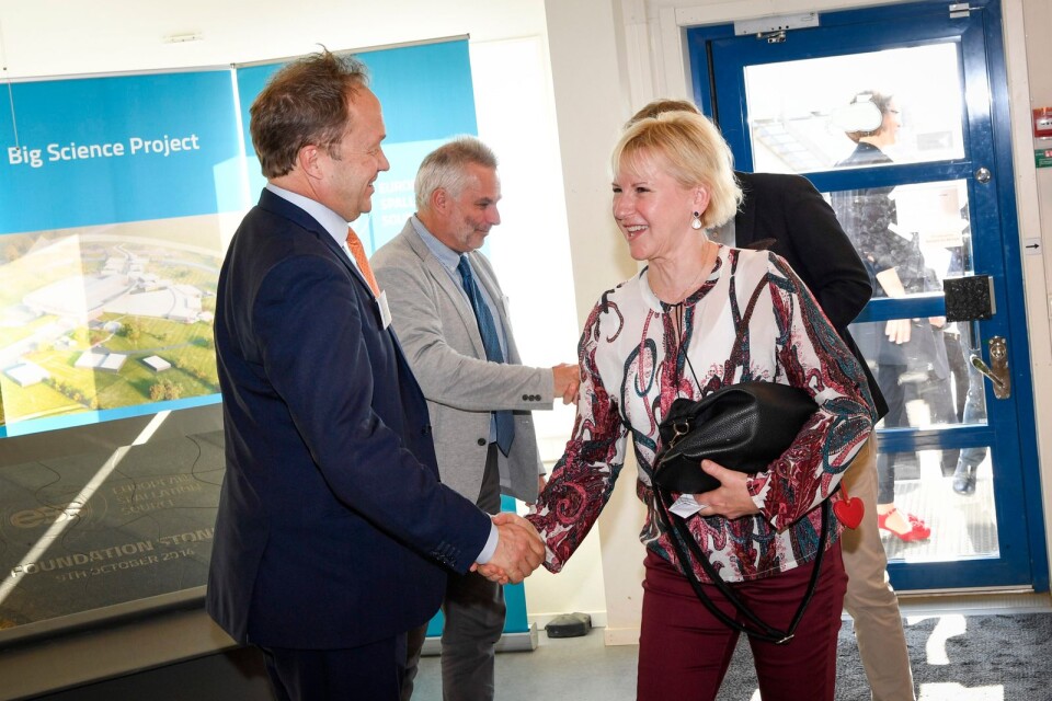På fredagen besökte medlemmarna i FN:s säkerhetsråd European Spallation Source (ESS) i Lund. Här välkomnas utrikesminister Margot Wallström (S) av Lars Börjesson som är ordförande för ESS.