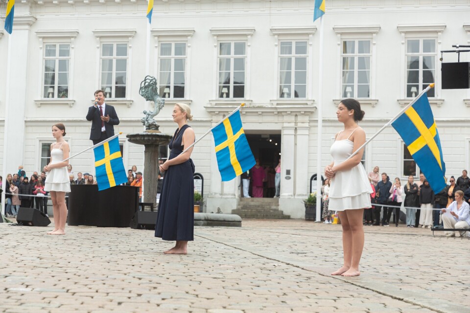 Allra störst nationaldagskänsla blev det när Hannes Nilsson, inför vajande blågula flaggor, framförde Tommy Körbergs mäktiga ”Stad i ljus”.