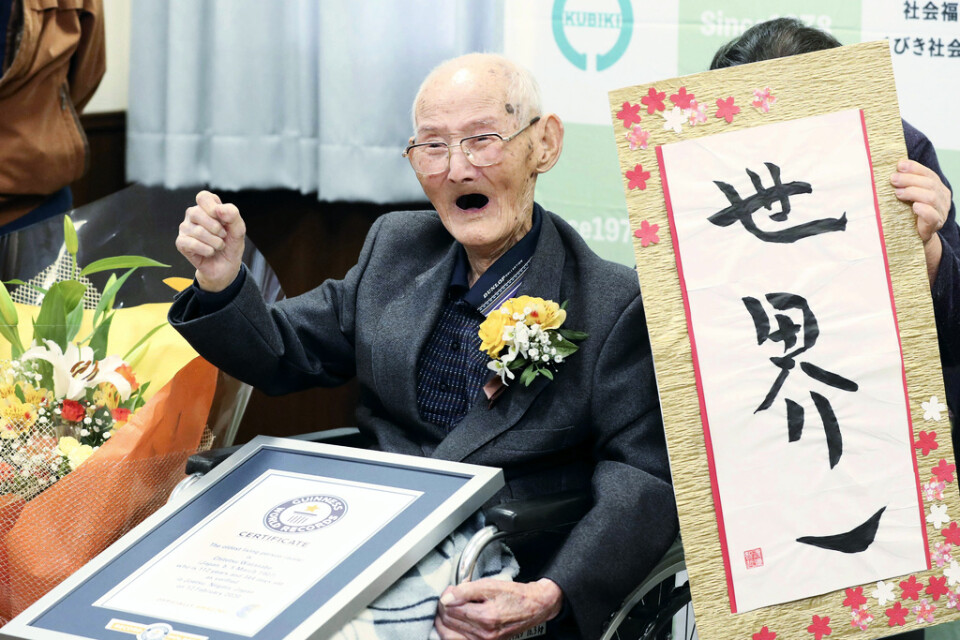 Chitetsu Watanabe höjde näven i en segergest när han utsågs till världens äldste man den 12 februari.