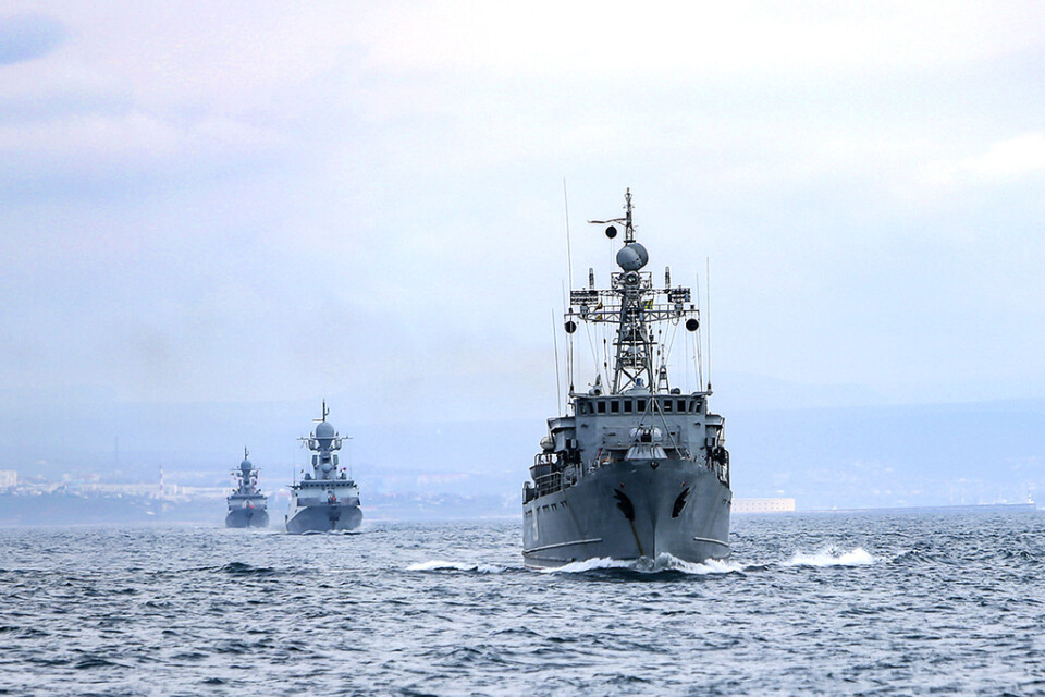 Ryska stridsfartyg uppges vara på väg mot hamnstaden Odessa. På bilden fartyg ur den ryska flottan under en militärövning i Svarta havet förra året.