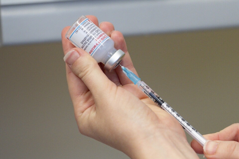 En tredje dos vaccin ska erbjudas engelsmän i riskgrupp eller vårdyrken . Arkivbild.