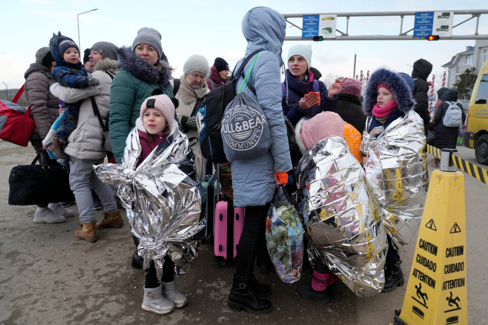 Ukrainska flyktingar väntar vid gränsen till Moldavien under torsdagen.