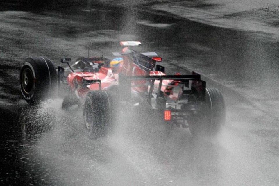 Det sprutade vatten om bilen när Sebastien Bourdais, Scuderia Toro Rosso, går in i en av Monzabanans kurvor.