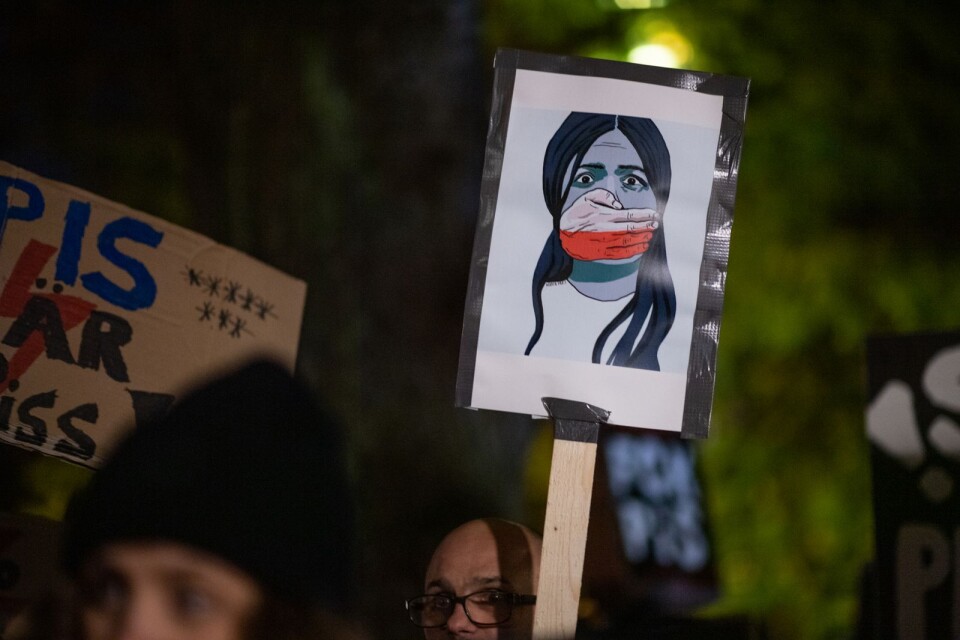 En demonstration utanför Polens ambassad i Stockholm mot landets skärpning av abortlagar.
